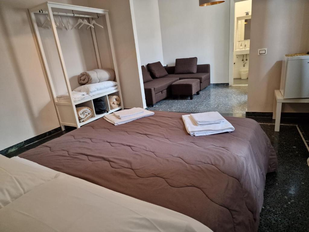 una camera con un grande letto, un divano e una sedia di Le logge a Pisa