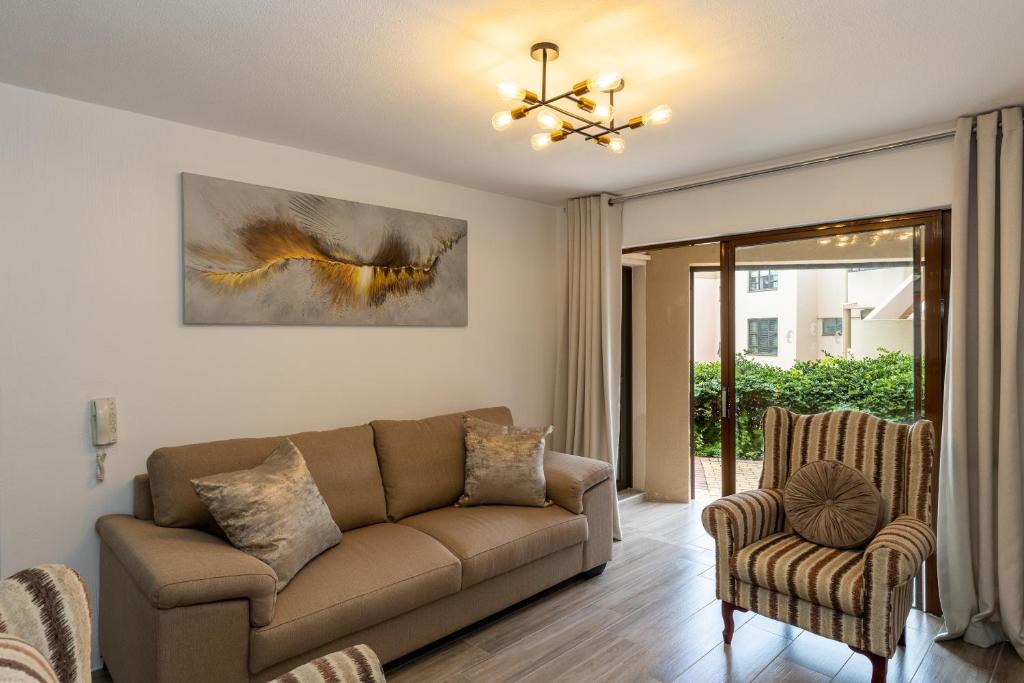 Χώρος καθιστικού στο 67 The Shades - Luxury Apartment in Umhlanga - Airconditioning throughout and Inverter