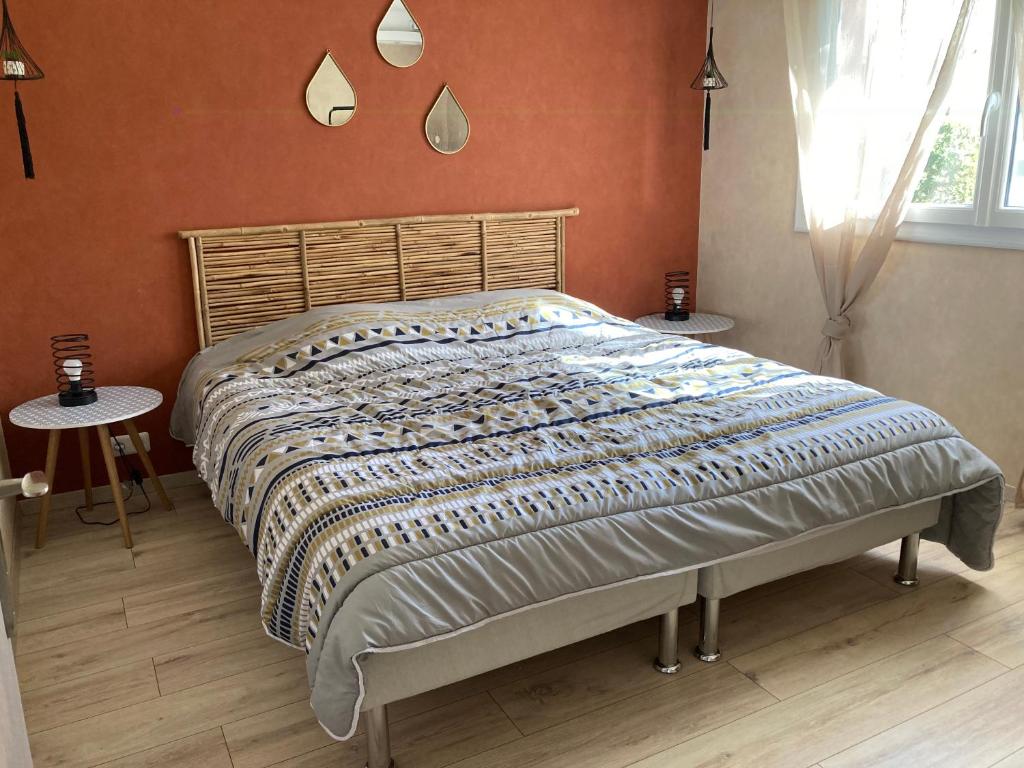 a large bed in a bedroom with orange walls at Nouveau !! Bel appartement à Fécamp tout près de la plage, gare et voie verte in Fécamp