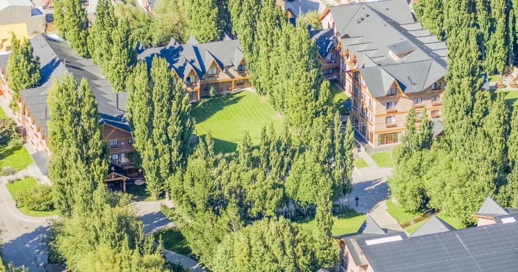 z góry widok na ośrodek z drzewami w obiekcie Hotel Posada Los Alamos w mieście El Calafate