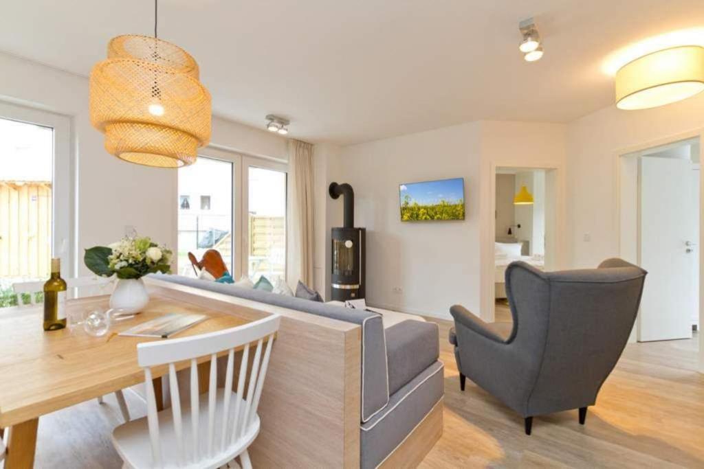 ein Wohnzimmer mit einem Sofa und einem Tisch in der Unterkunft Villa Bettina, App. 01 in Heringsdorf
