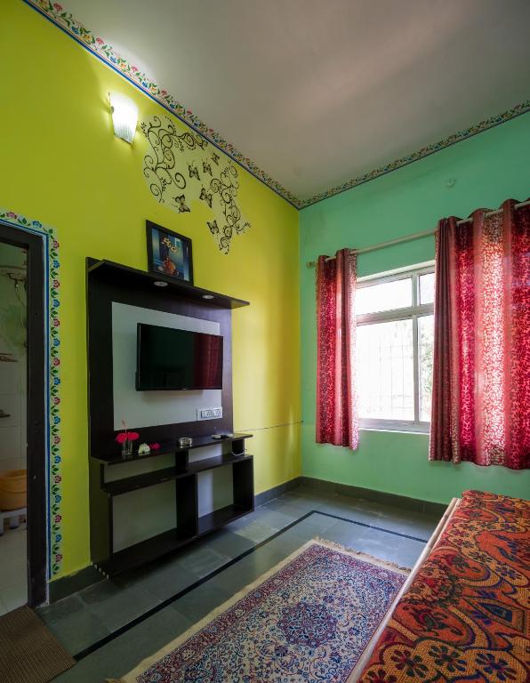 TV a/nebo společenská místnost v ubytování Hotel Prem Villas Pushkar