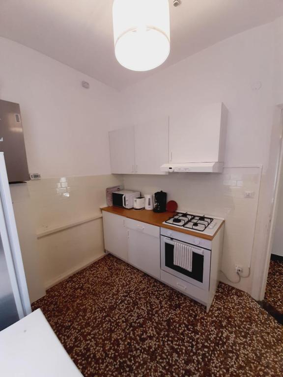 A kitchen or kitchenette at WONDERFUL NOLI - appartamento Noli Liguria Italia