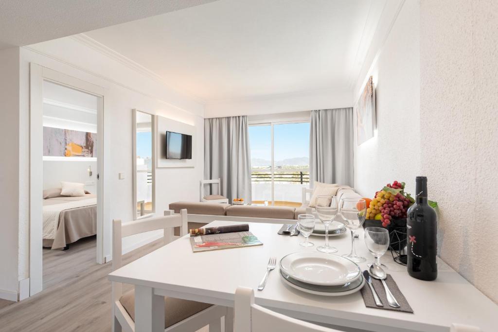 TV a/nebo společenská místnost v ubytování Alcudia Beach Apartments