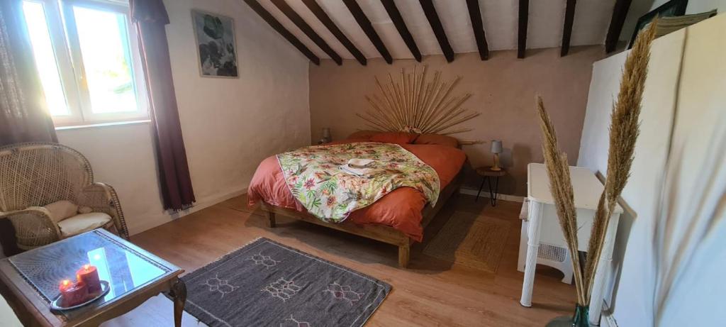 um quarto com uma cama, uma mesa e uma janela em Finca los Natachos em Coín