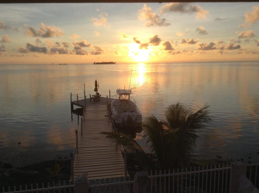 a boat is docked at a dock in the water at Haynes Cay View in San Andrés