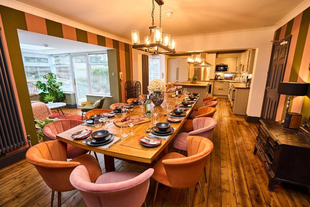 a dining room with a long table and chairs at Little Hayes in Lyndhurst