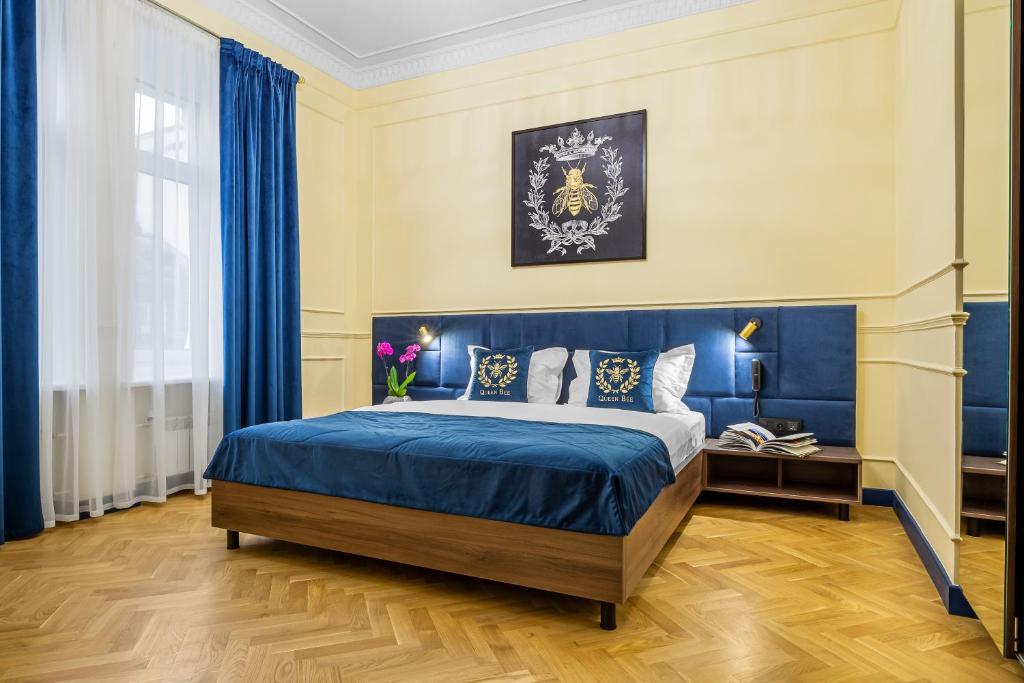 Queen Bee - Family Suite With Balcony