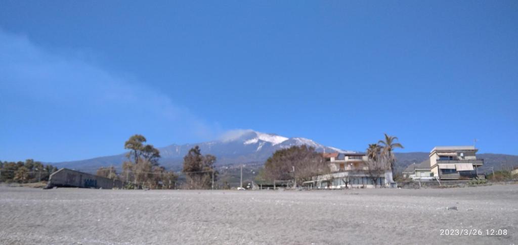 NEW PANORAMA في ريبوستو: جبل في البعد مع بيوت وميدان