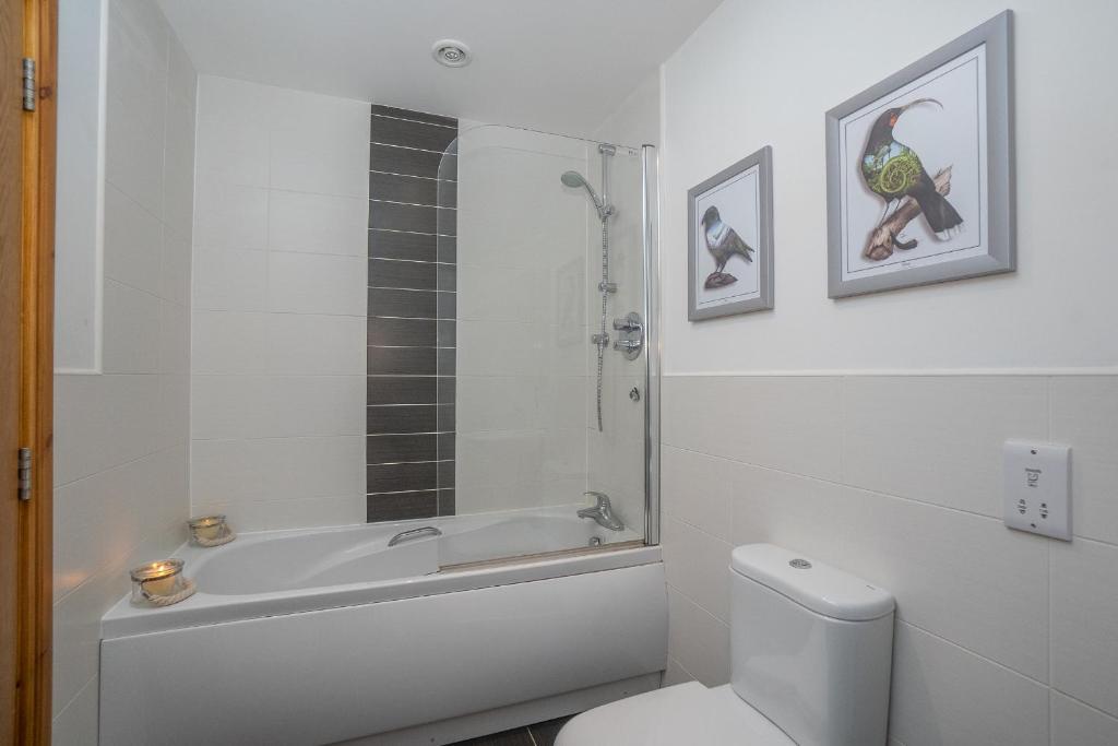 Koupelna v ubytování Dwellcome Home Ltd 5 Double Bedroom 3 Bathroom House Free Driveway Parking, 637 Mbps WIFI, Ideal for Long Term Contractor, etc Stays, Regular Housekeeping Option - See Our Site for Assurance