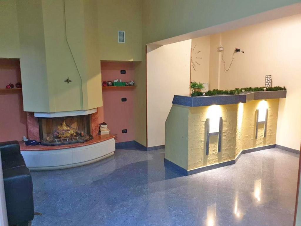 una sala de estar con chimenea en el centro de una habitación en Villa Luzzatti en Roma