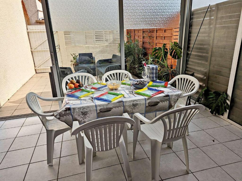 Appartement Marseillan-Plage, 2 pièces, 6 personnes - FR-1-387-77にあるレストランまたは飲食店