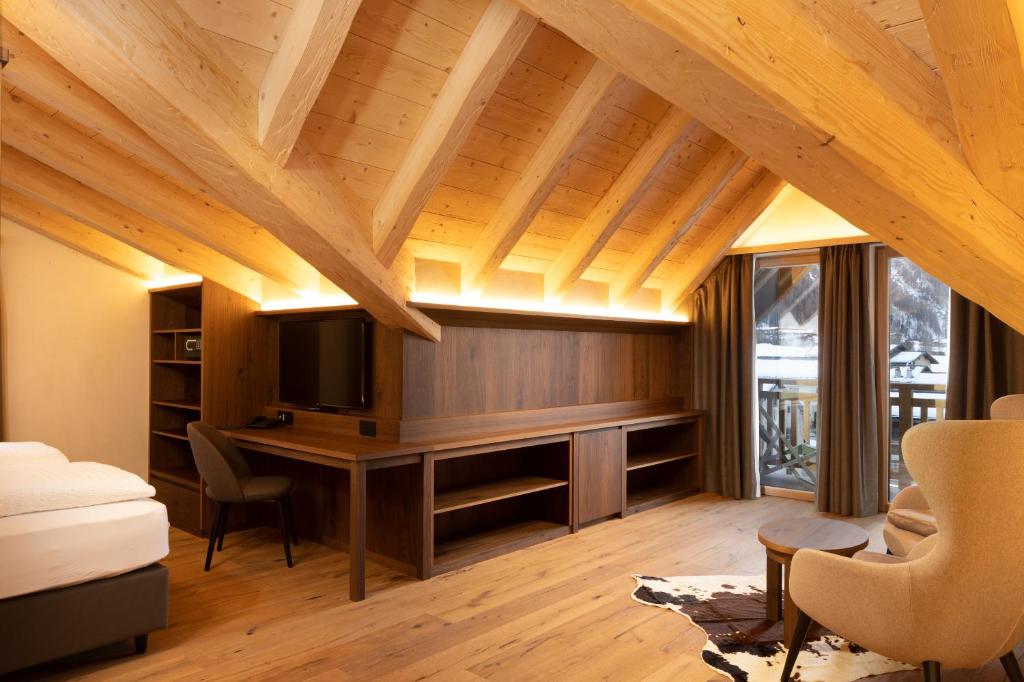 Camino Rustic Chic Hotel - Queen Room With Balcony