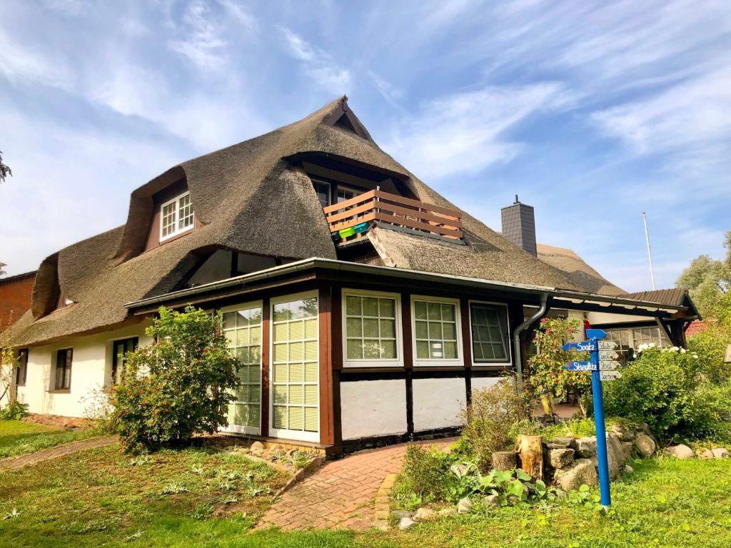 a house with a thatched roof at Haus 1795 Specht in Wustrow