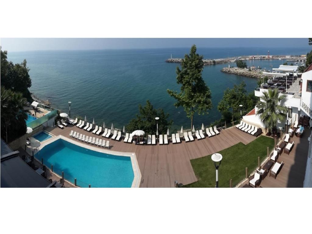 a view of a swimming pool and the ocean at Diapolis Hotel in Akcakoca
