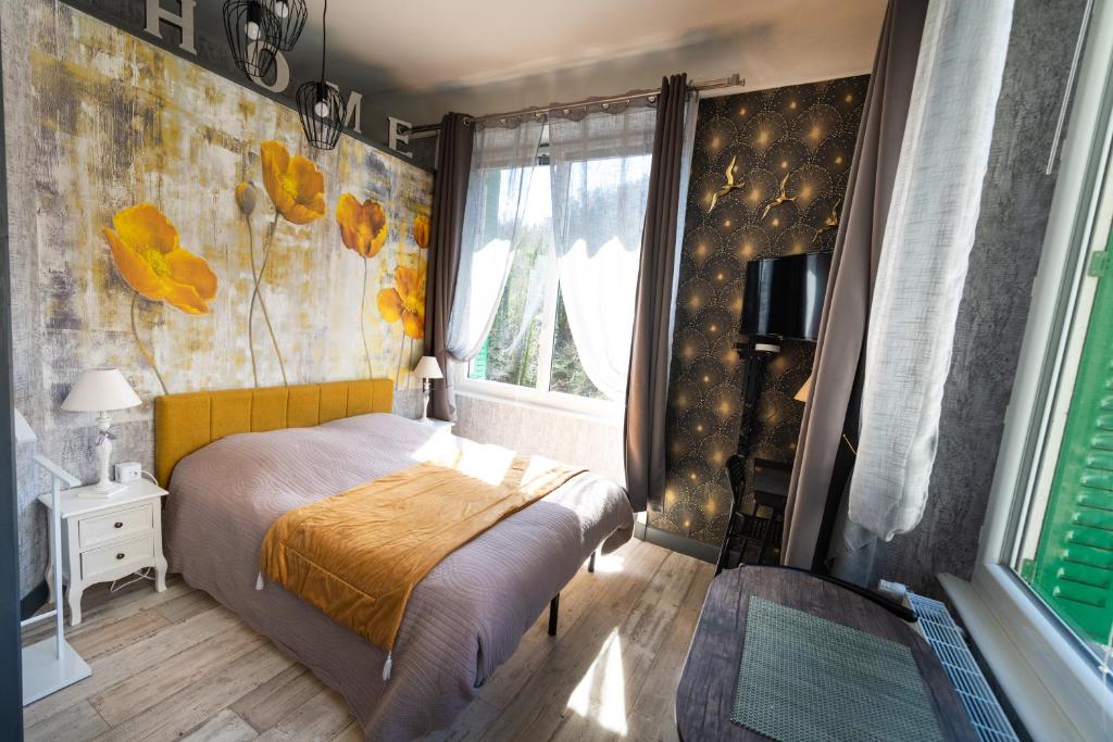 1 dormitorio con cama y ventana en Studio Malou, cuisine, salle d'eau, terrasse amenagée, en Olliergues