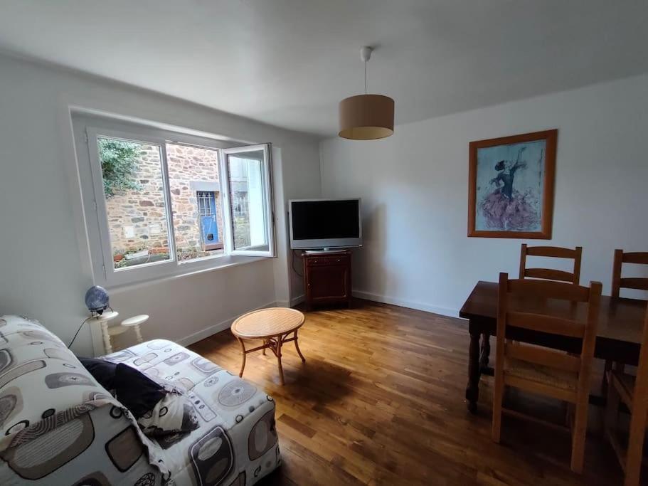 Televízia a/alebo spoločenská miestnosť v ubytovaní Maison presqu'île Hillion centre bourg et proche de la Mer