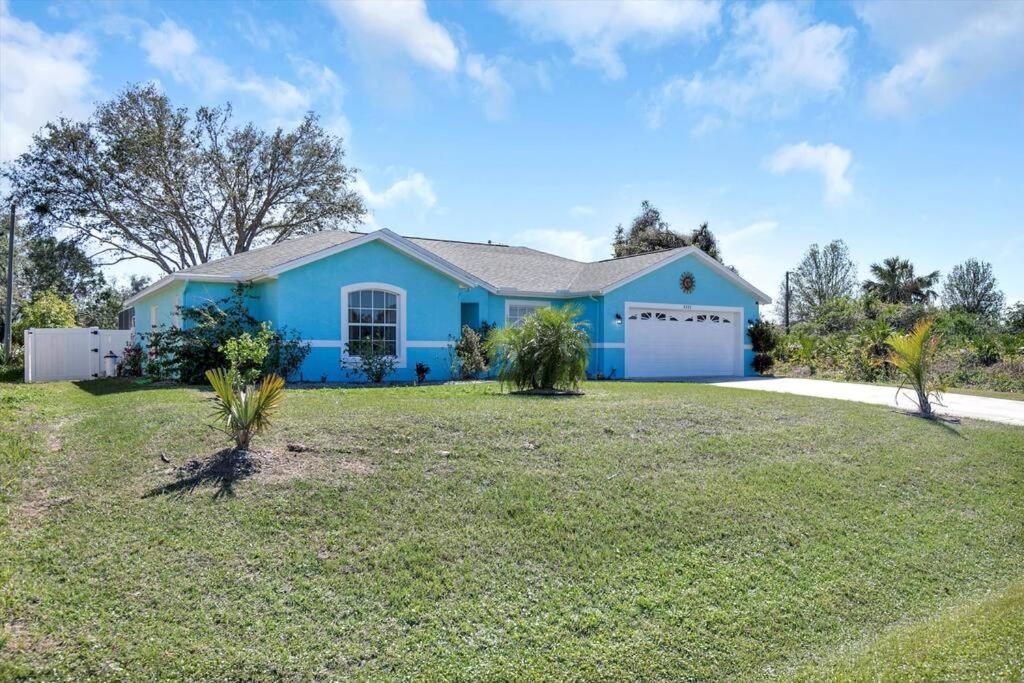 Holiday home “Brianna’s Blue Oasis with Heated Pool”, North Port, USA