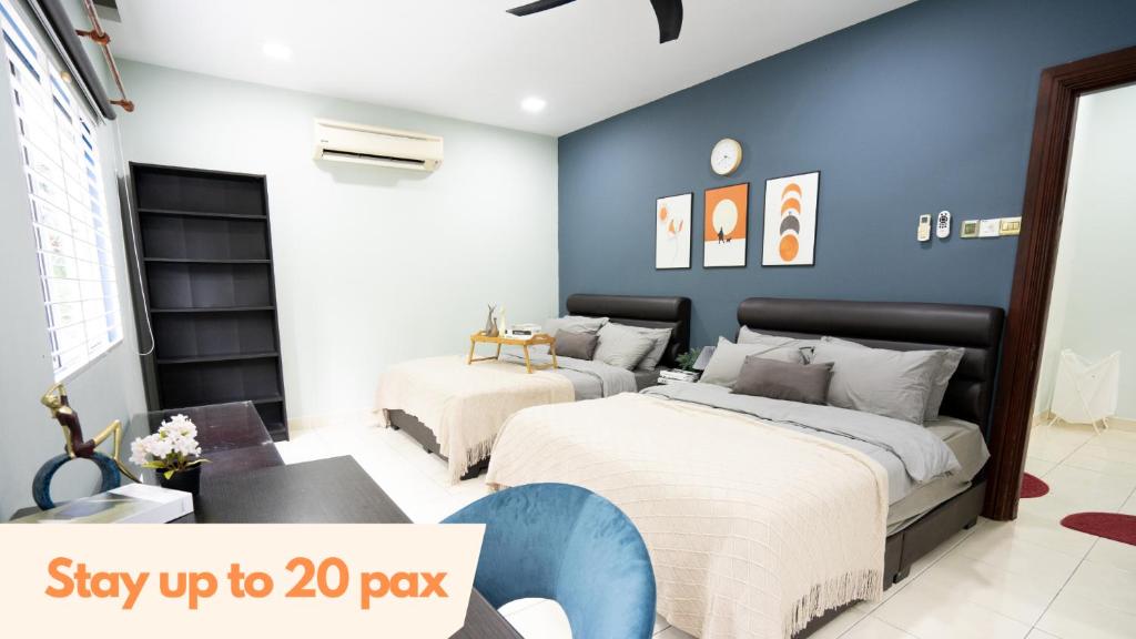 - une chambre avec 2 lits et un mur bleu dans l'établissement Spacious 5 Bedroom Holiday Home Perfect for Gatherings BBQs Rumah Holiday Big 5BR House for 20 Guests - Ideal for Family Celebrations 宽敞整栋别墅 5 间大房间 20人 家庭聚会 生日派对 烧烤聚会, à Kuala Lumpur