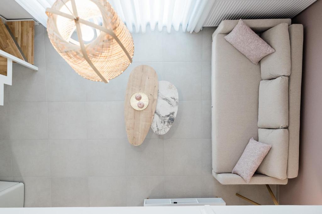 una habitación con una tabla de surf colgada en la pared en ESTEA Quality Living, en Volos