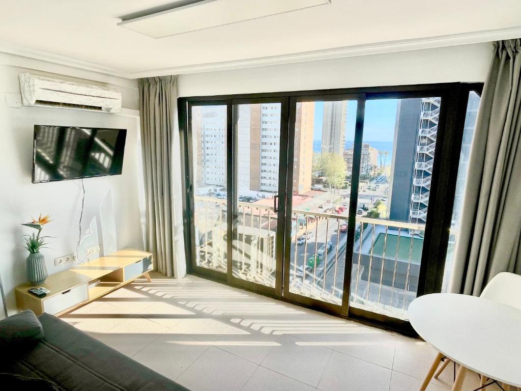 un soggiorno con divano e una grande finestra di Payma Apartments Benidorm a Benidorm