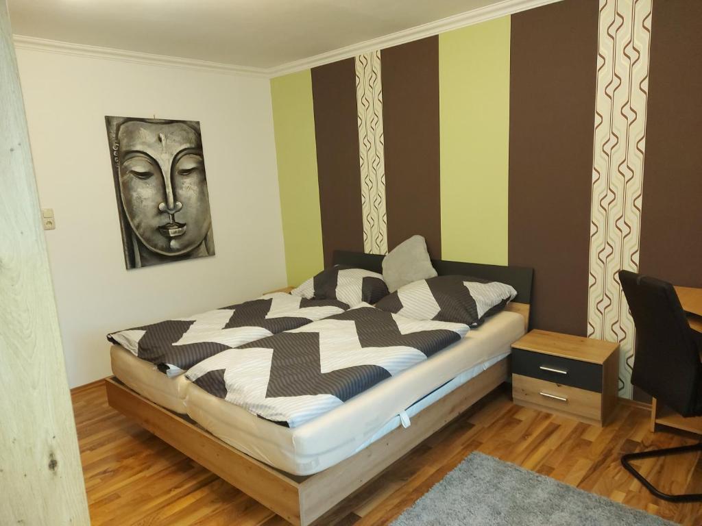 GusswerkにあるMariazellKernbodenのベッドルーム1室(壁にマスク付きのベッド1台付)