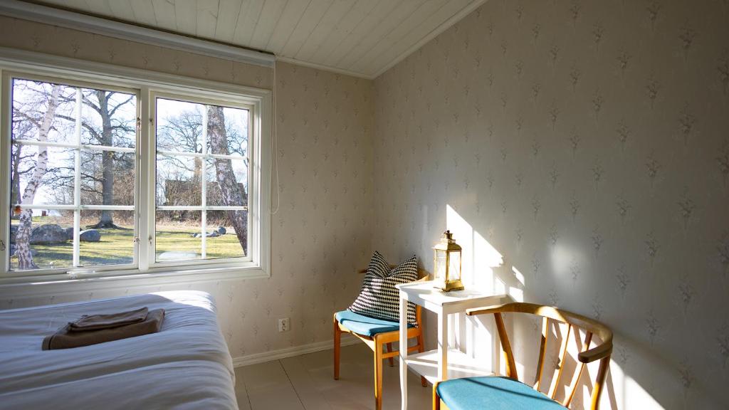 Postel nebo postele na pokoji v ubytování Mormors Pensionat Strandhagen