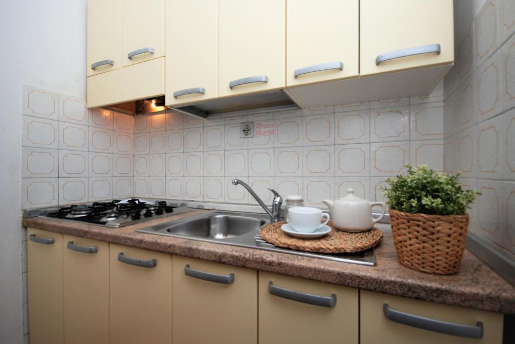 Kuchnia lub aneks kuchenny w obiekcie Residenza La Meridiana