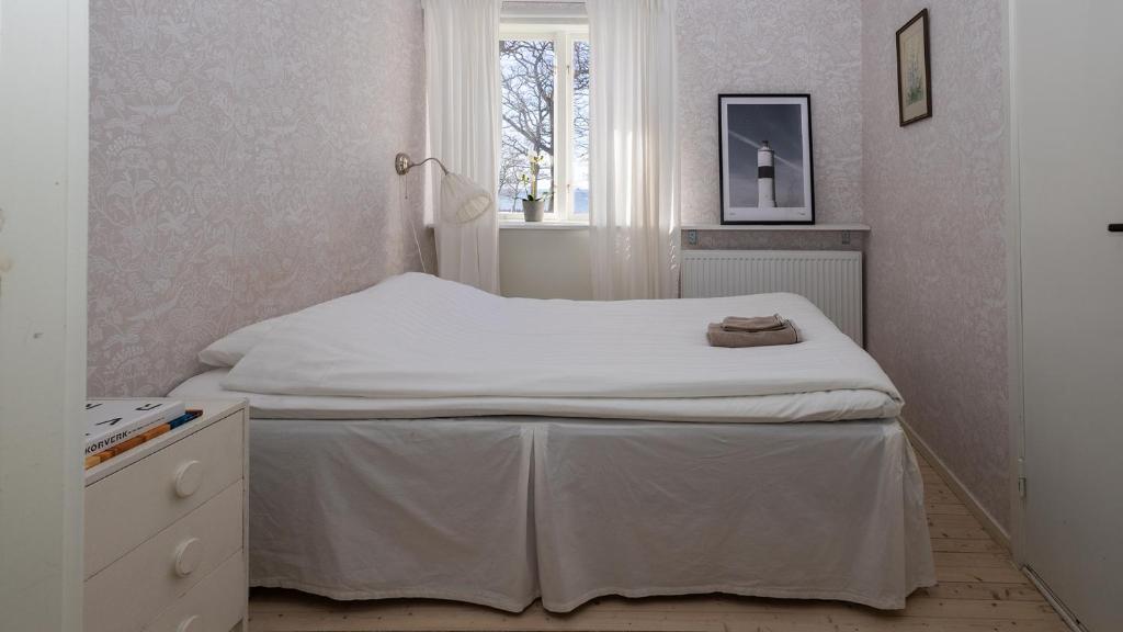 Postel nebo postele na pokoji v ubytování Mormors Pensionat Strandhagen