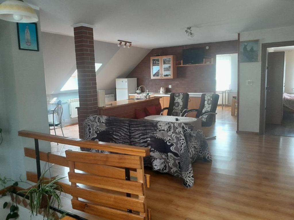 sala de estar con sofá y mesa en Adamowo en Uherce Mineralne