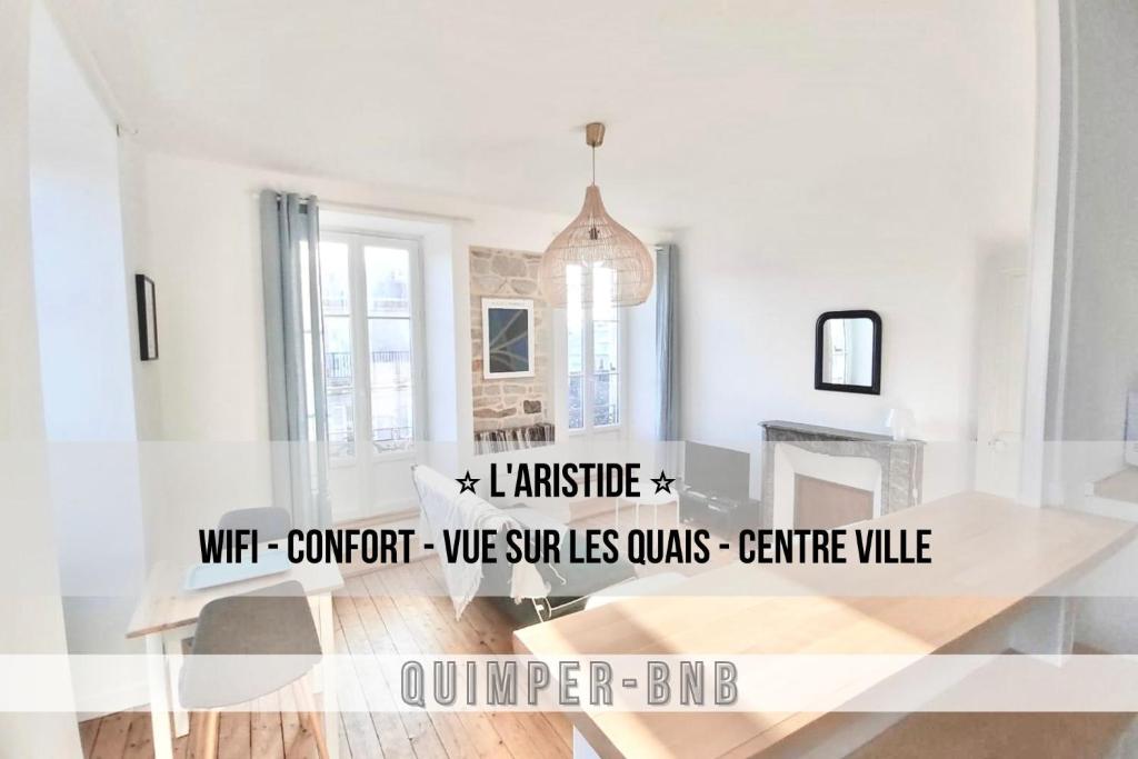 d'une salle à manger avec une table et un panneau. dans l'établissement L'ARISTIDE - Entre Gare et Centre ville - Vue sur les Quais, à Quimper