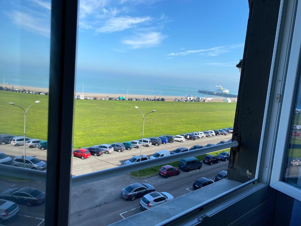 Aussicht aus dem Fenster eines Parkplatzes in der Unterkunft L'air de la mer deux étoiles in Dieppe