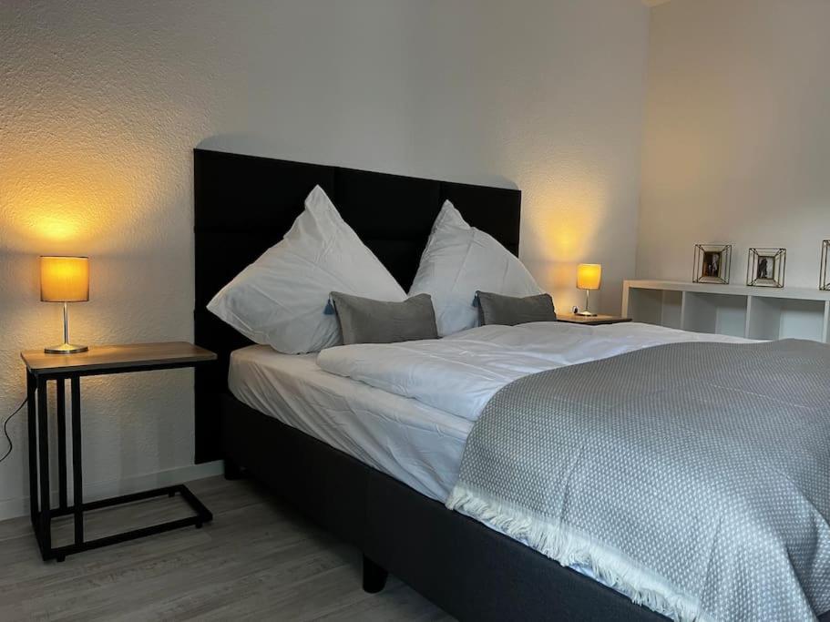 Ένα ή περισσότερα κρεβάτια σε δωμάτιο στο Schöne Wohnung auch für Messe