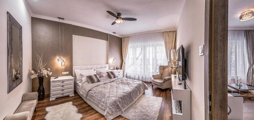 a bedroom with a bed and a ceiling fan at Deluxe Hut in Budapest