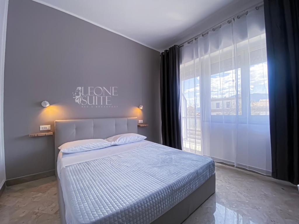 Postel nebo postele na pokoji v ubytování Leone Suite B&B & Restaurant