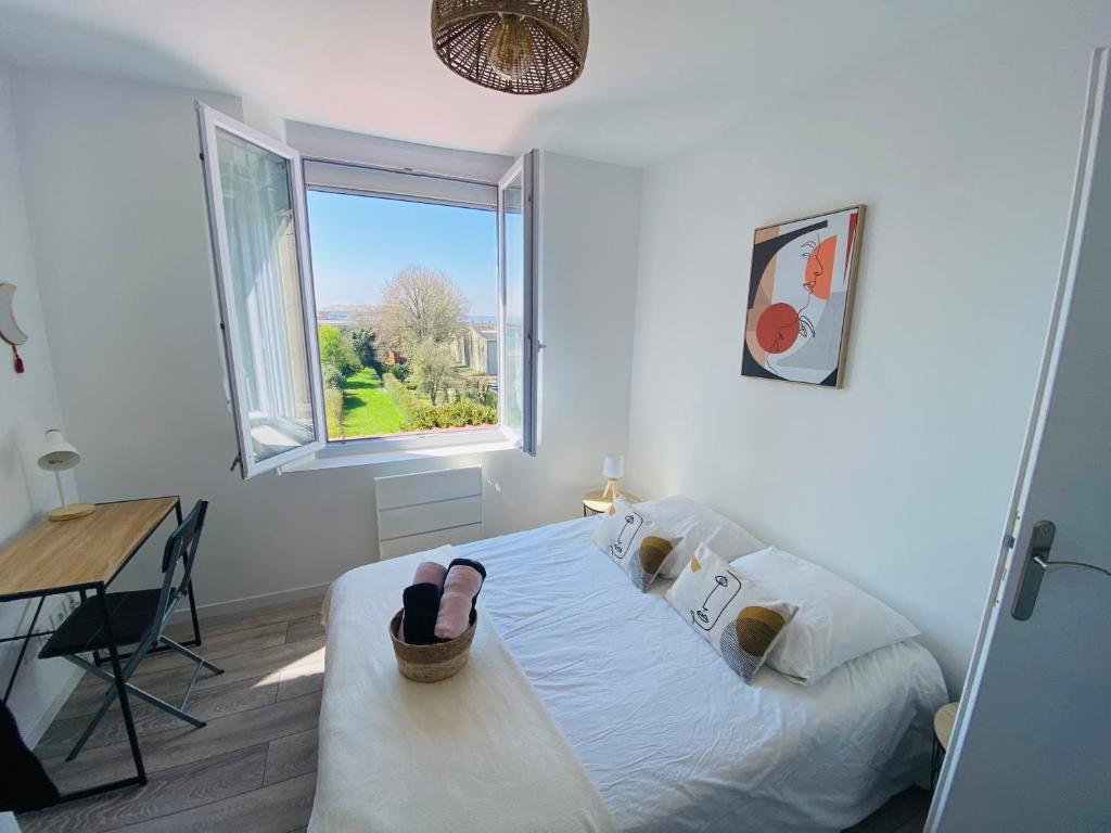 une chambre avec un lit, un bureau et une fenêtre dans l'établissement L'évasion en B, à Abbeville