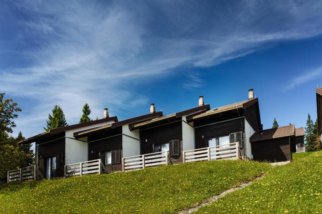 une maison sur le flanc d'une colline dans l'établissement Bungalows Rogla, à Zreče