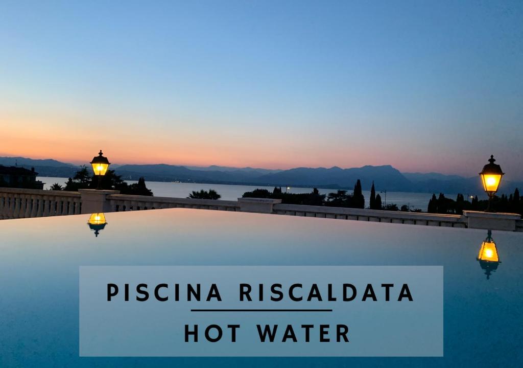 un signo que dice pisa regatta agua caliente en Palace Hotel, en Desenzano del Garda