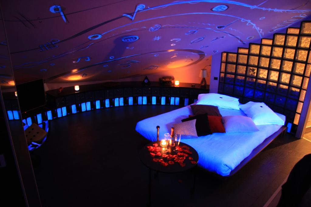 ローマにあるジャズ スタイル ホームの紫色の天井のベッドルーム1室