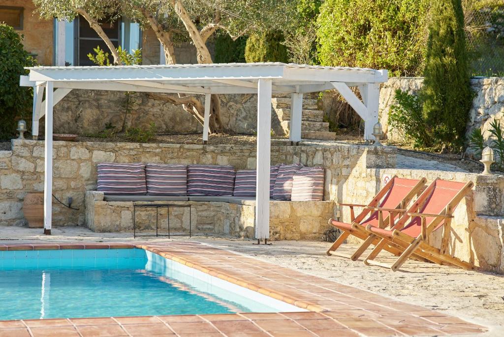 Bazén v ubytování The Olive Grove Villas with swimming pool and breakfast nebo v jeho okolí