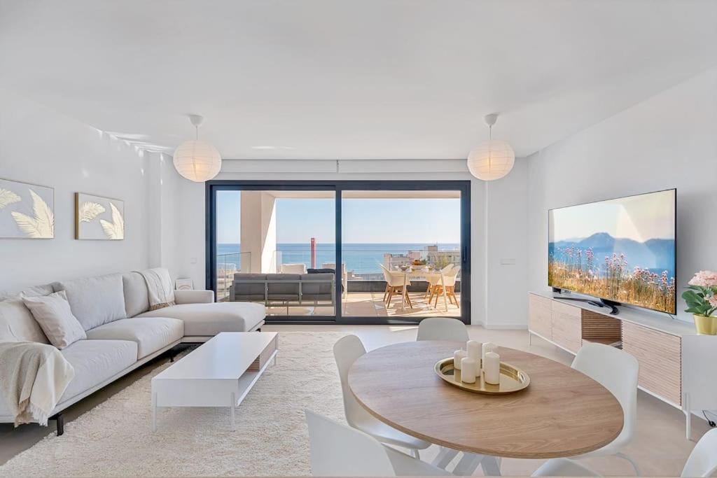 Apartment with big pool and close to beach!