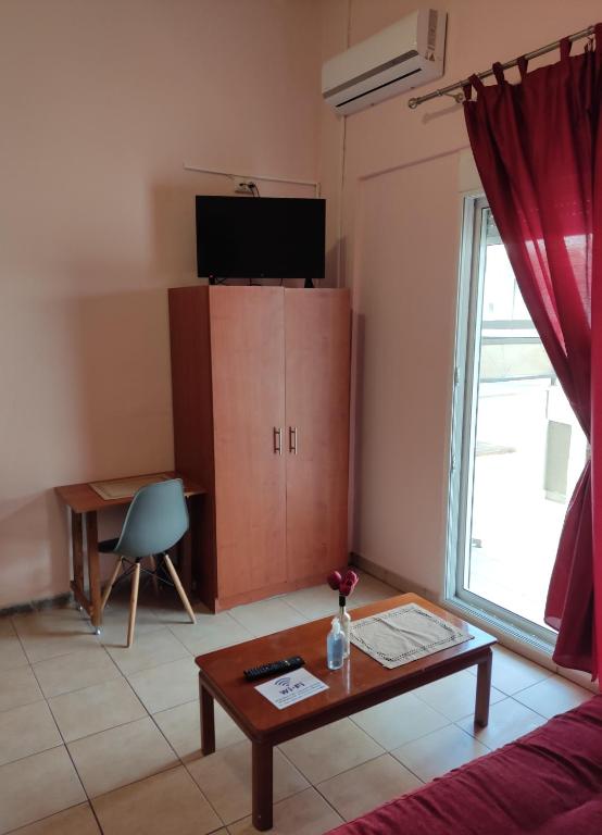 TV a/nebo společenská místnost v ubytování Nikolettas Studios Traditional House