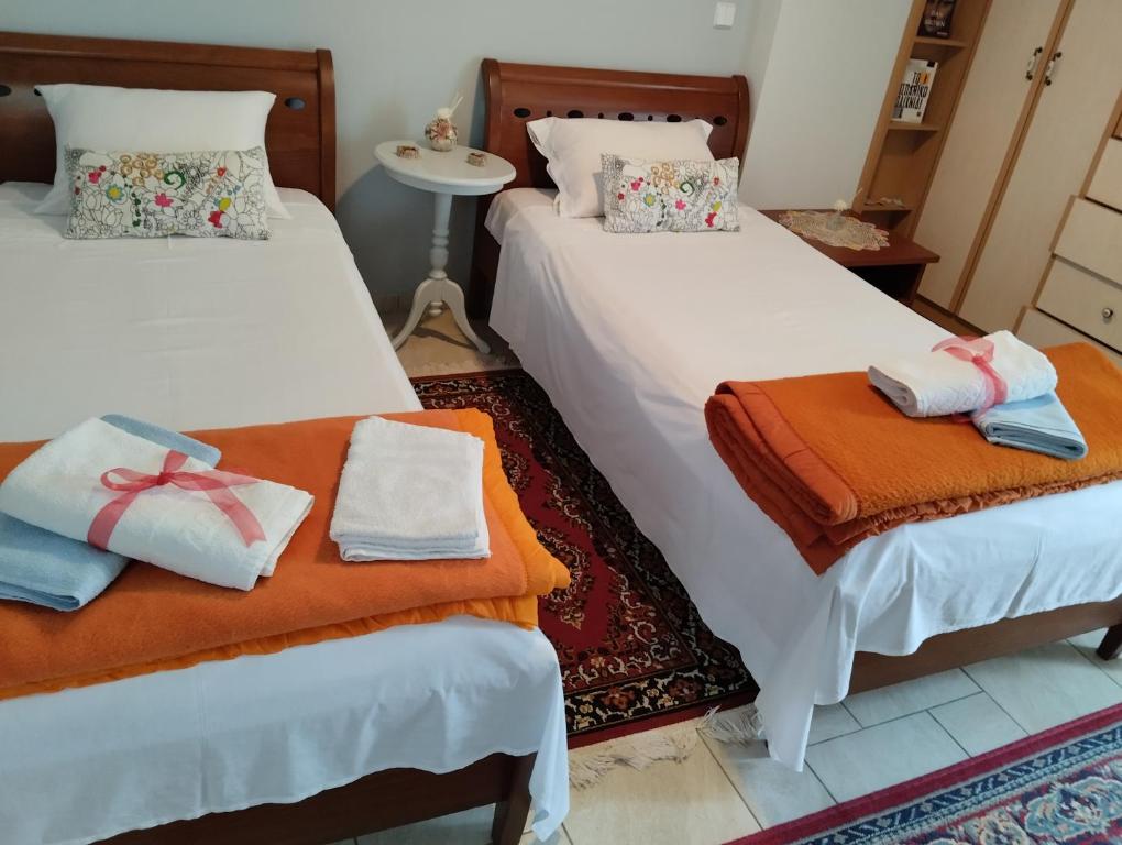 Postel nebo postele na pokoji v ubytování Πέτρινο στη θάλασσα