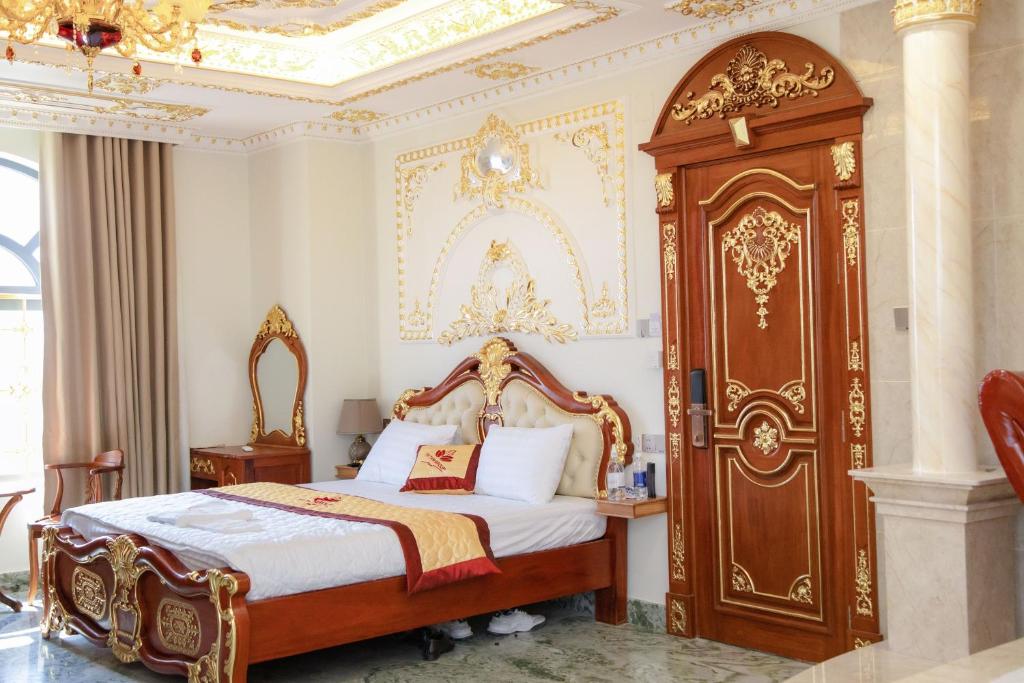 1 dormitorio con 1 cama y armario de madera en TRÍ TÂM HOTEL - Khách sạn TRÍ TÂM Bến Lức, en Bến Lức