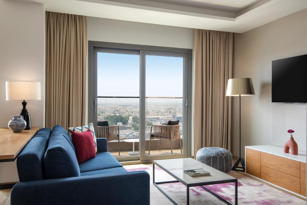 Posezení v ubytování Abesq Doha Hotel and Residences, an IHG Hotel