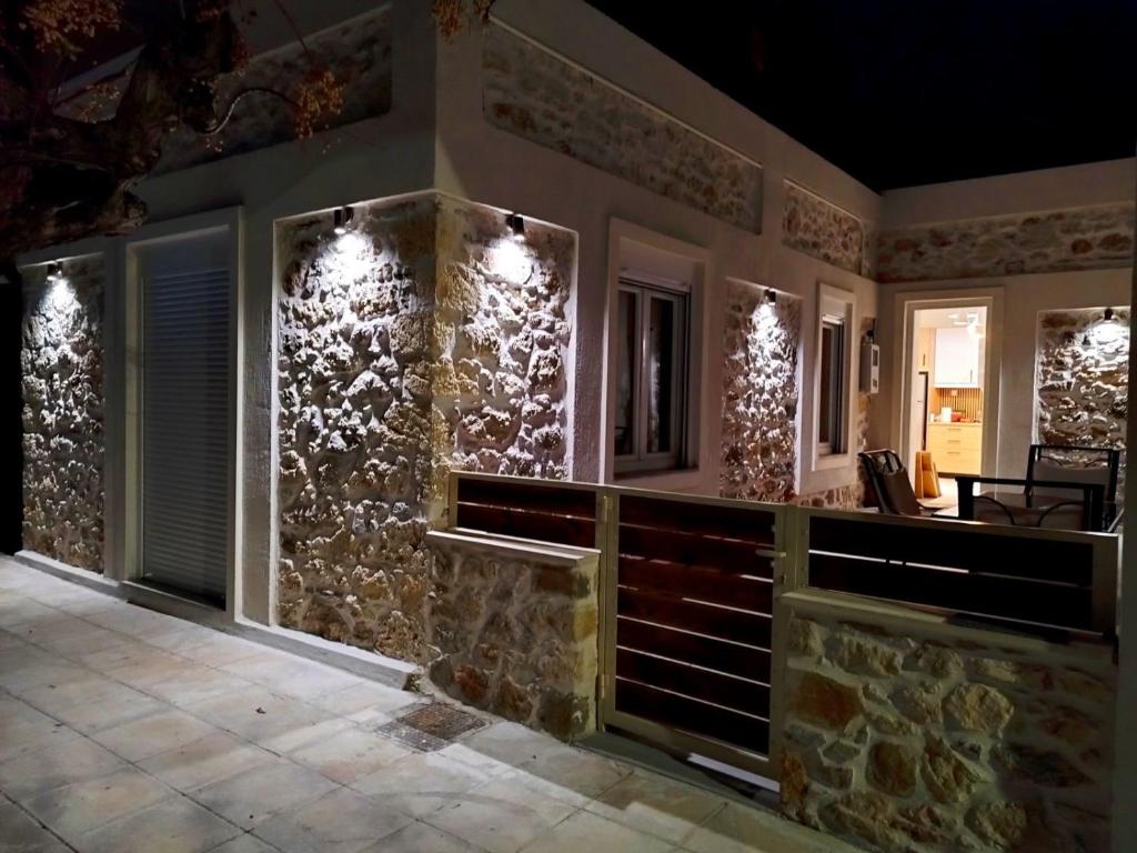 eine Bar in einem Haus mit Steinmauern und Lichtern in der Unterkunft luxury house in Ierápetra
