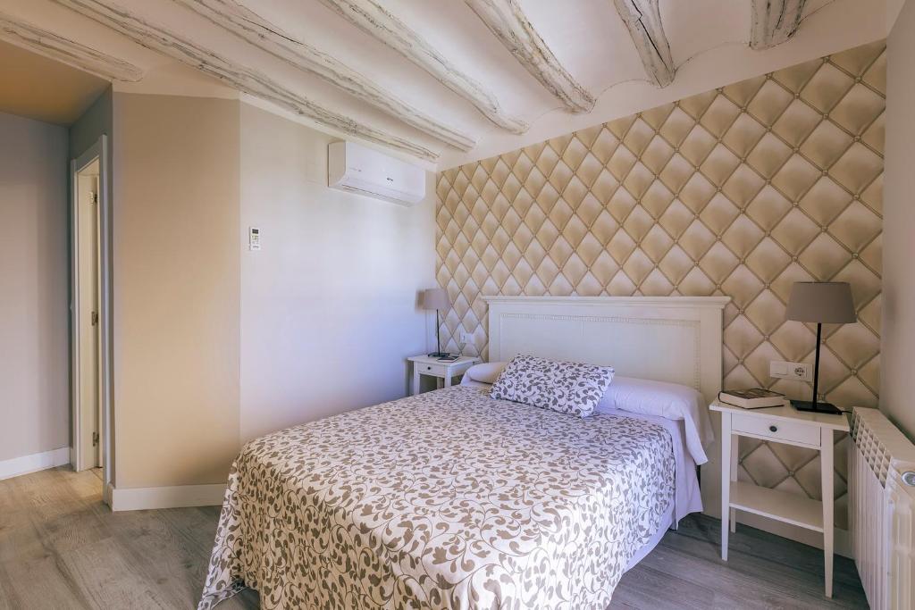 Postel nebo postele na pokoji v ubytování Apartamentos Vino Tinto y Restaurante Tomate Rosa