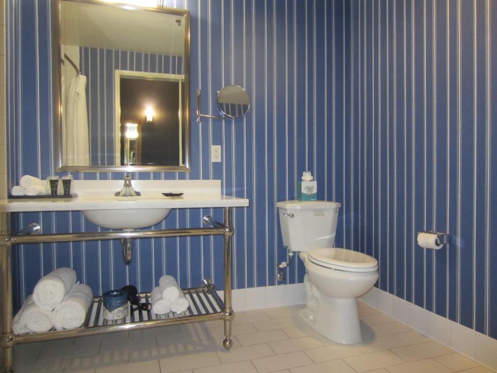 University Plaza Waterfront Hotel - 