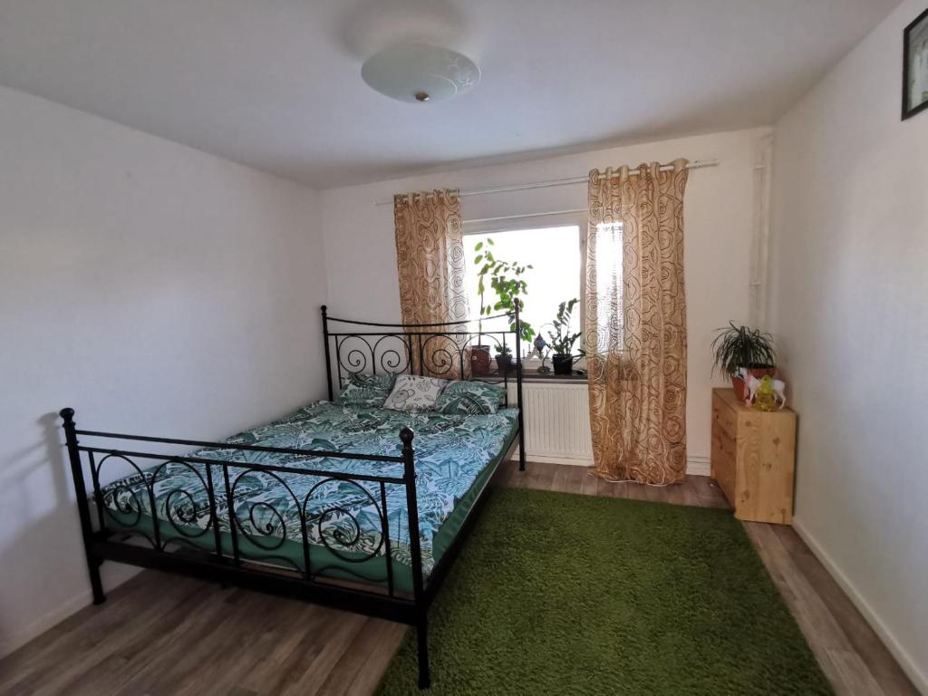 um quarto com uma cama e um tapete verde em Villa i Ruda Högsby kommun em Ruda