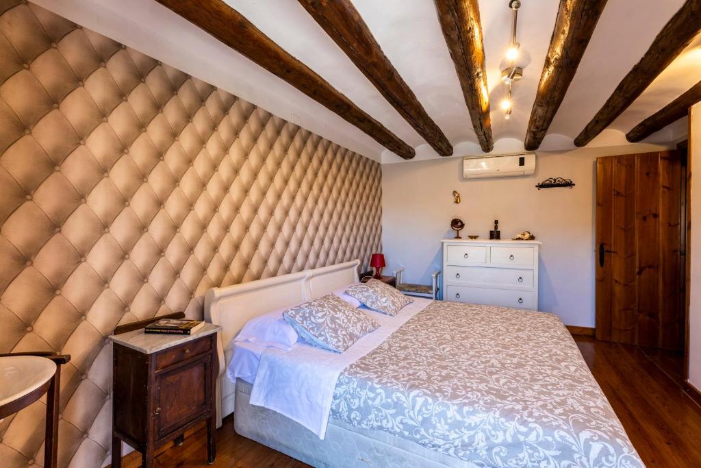 Postel nebo postele na pokoji v ubytování Apartamentos Vino Tinto y Restaurante Tomate Rosa